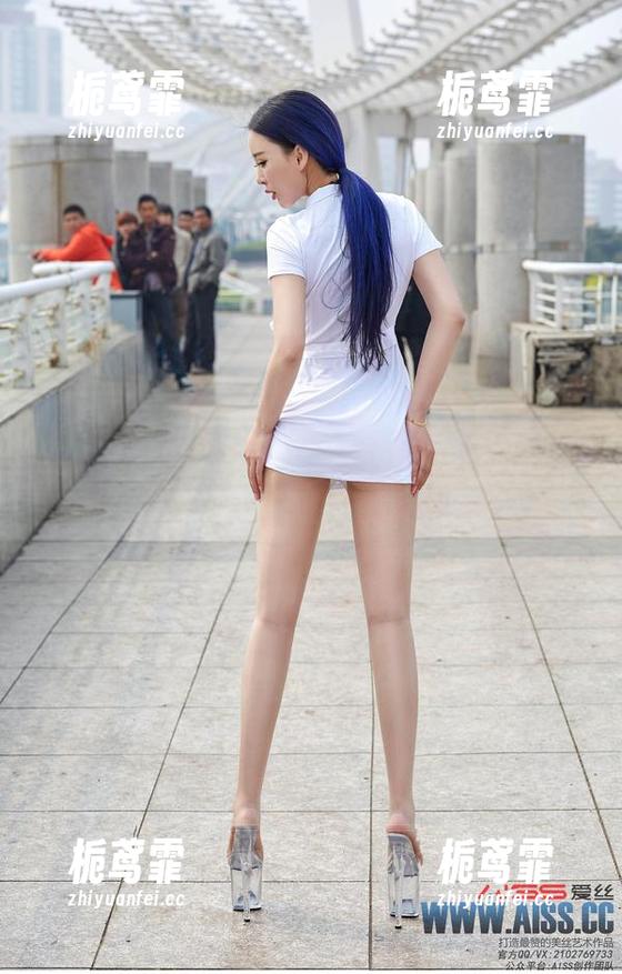 看！爱丝的私拍，公路魅影图包承载着不可言说的沉默