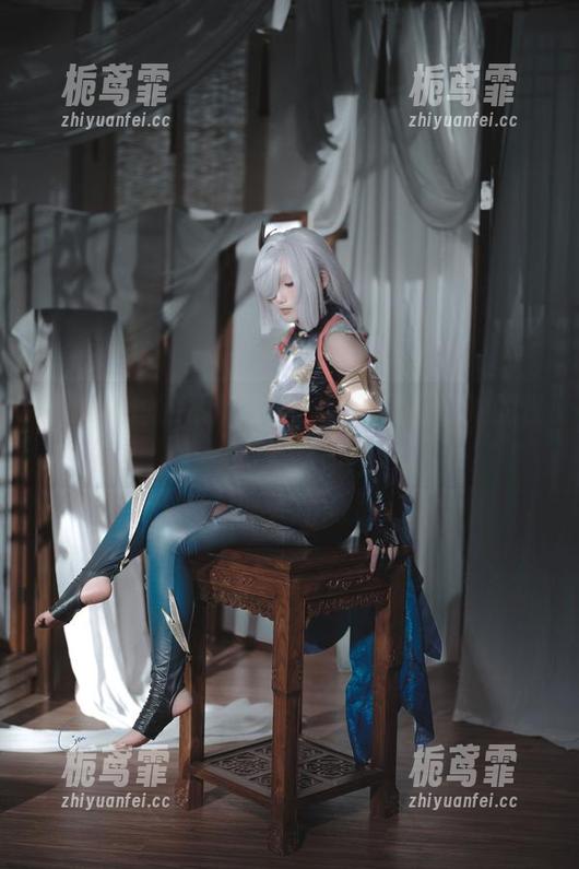 Cien恩恩 Cien恩恩的吊带写真:网盘里藏着她的怪癖和萌点