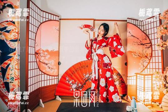 GIRLT果团网 - 私房照中的裴希西空姐，心中默念“对不起，我今天迟到了，但飞机才不会让你等”。