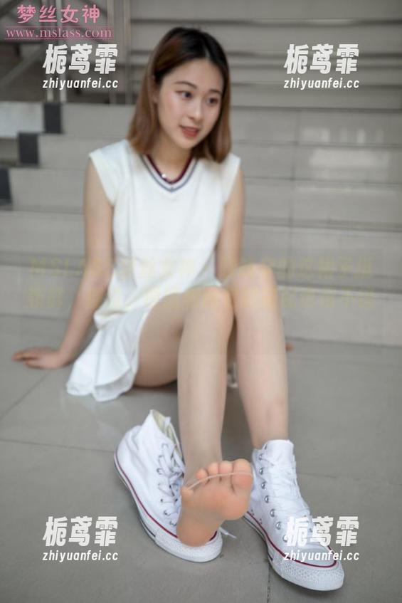 MSLASS梦丝女神-晓晓 MSLASS梦丝女神 - 晓晓穿的这裙子挺新鲜,别说,原图和图包的搭配也很不错!