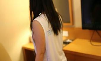 高清写真特供：Rosi的长筒黑色丝袜，腿部曲线如同人生软件更新，直接上天了！