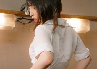 在线清单里的牛仔裤：Uhye(이유혜)这次让你更加好奇了吧