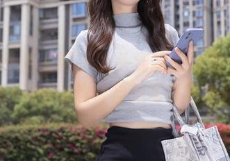 Xiuren秀人网 – 从头到脚的随意，小薯条nienie这套自拍写真不设限