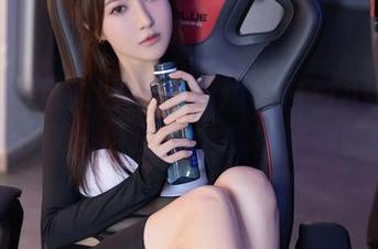 Xiuren秀人网 – 泳池边的白白Alina：原图分享，惊现水中舞者，别眨眼！