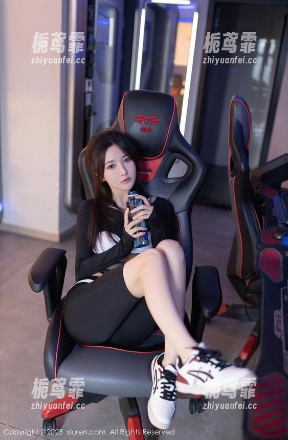 Xiuren秀人网-白白Alina Xiuren秀人网 - 泳池边的白白Alina:原图分享,惊现水中舞者,别眨眼!