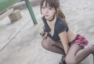 把yoko夏宅的长腿搬到现实里，图就变成了鞋柜和圆桌，在无圣光下碰撞。