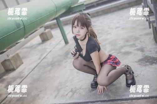 把yoko夏宅的长腿搬到现实里，图就变成了鞋柜和圆桌，在无圣光下碰撞。