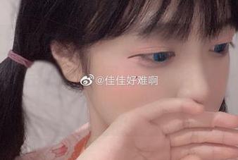看这蓝色吊带，绝对是佳佳酱ovo的一次“福利”尝试，原图更是蕴含另一种小情愫。