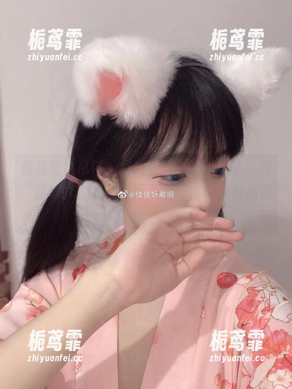看这蓝色吊带，绝对是佳佳酱ovo的一次“福利”尝试，原图更是蕴含另一种小情愫。