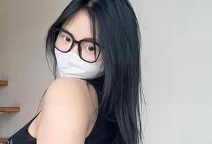 微密圈 – 可爱的肉巴的夏天写真，不知在冒什么烟呀，真是有点意思。