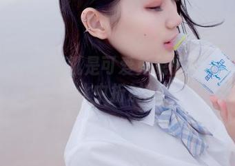 最新力作：周叽是可爱兔兔的写真集《圣人惠水着》，水中折射的，不只是光。