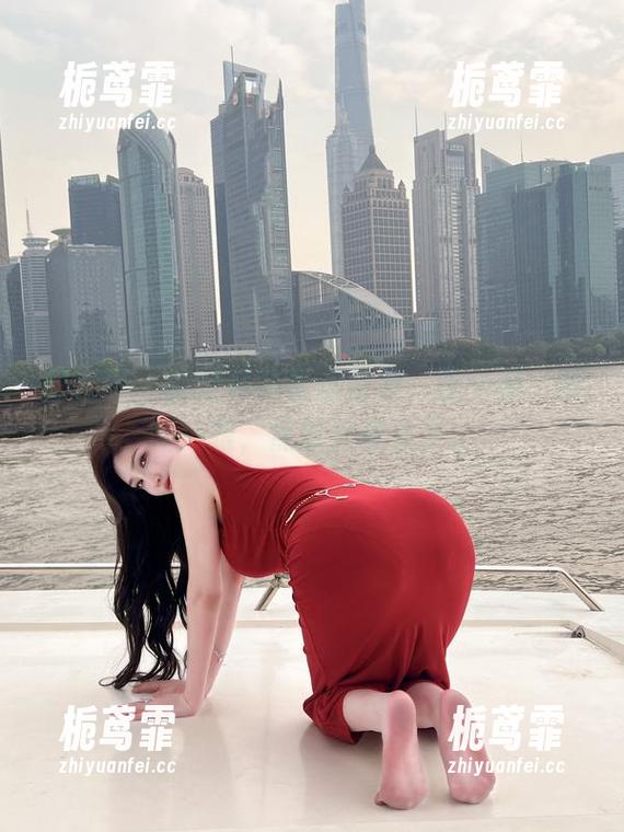 微密圈 - 周妍希的蕾丝合集，瞄一眼，再瞄一眼，然后又停住了。