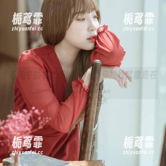私拍中的姜仁卿(강인경)，穿婚纱就像是在有意无意地撩人。