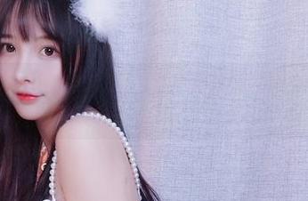 一张宾至如归的照片，随时带上小小奶瓶儿的丝带女友cos出门！