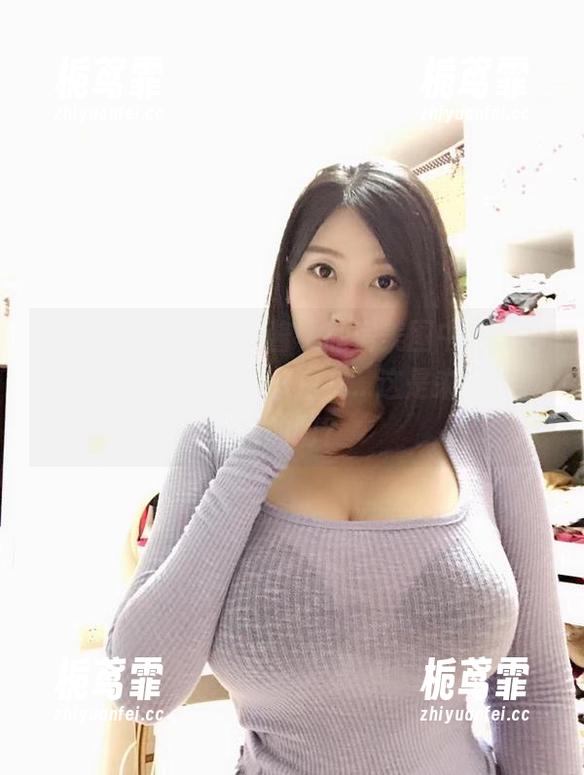 微密圈 - 她叫小芯酱，私房美图中的白色天使，身边跟着一只白兔...这是来视频剪辑的吧？