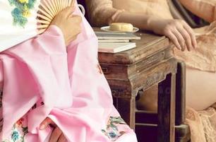 尤果网 – 红裙的Angela楚楚，让这组写真瞬间充满巧思。