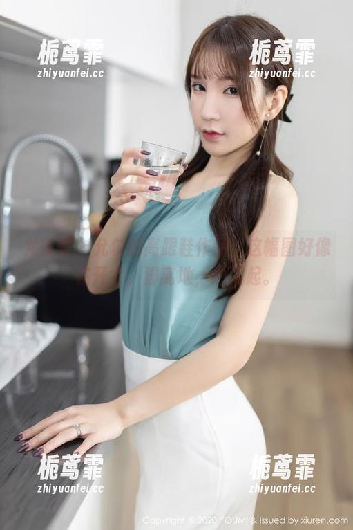 尤蜜荟 - 允尔的高跟鞋作品，这幅图好像在开会，脚离地，心飞起。