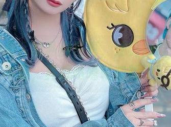 月城委员会的私房写真，油亮得就像那杯牛奶，真想咕噜咕噜喝了！
