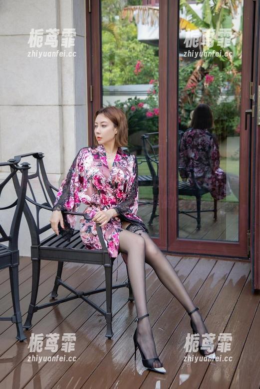 果儿Victoria 微密圈 - 最新图集:果儿Victoria与繁星,你绝对想不到的组合