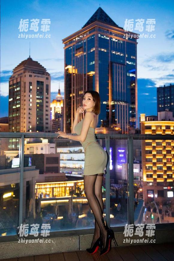 微密圈 - 果儿Victoria的白丝套装图包，居然让我想到了某个慵懒的午后！