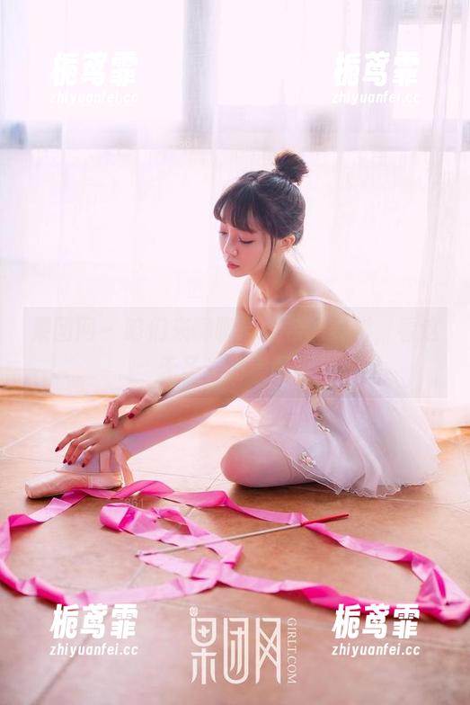 果团网 - 咱们来聊聊周妍希的美脚，看这无圣光的美图！