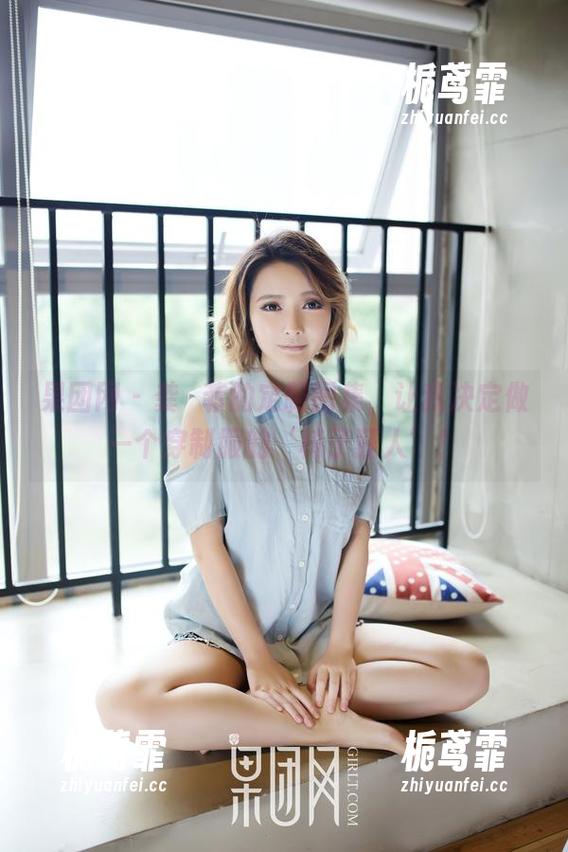 果团网 - 龚玥菲的定制图集，让我决定做一个穿制服的‘椅子狂人’！