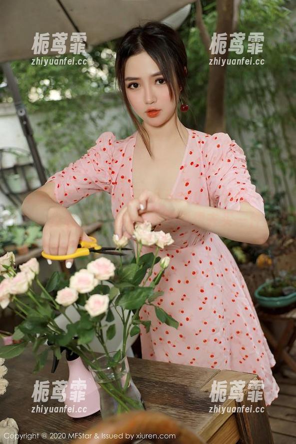 模范学院-唐琪儿Beauty 模范学院 - 看了唐琪儿Beauty的毛衣写真,我心里那股冲动,立刻想去买一件类似的毛衣!