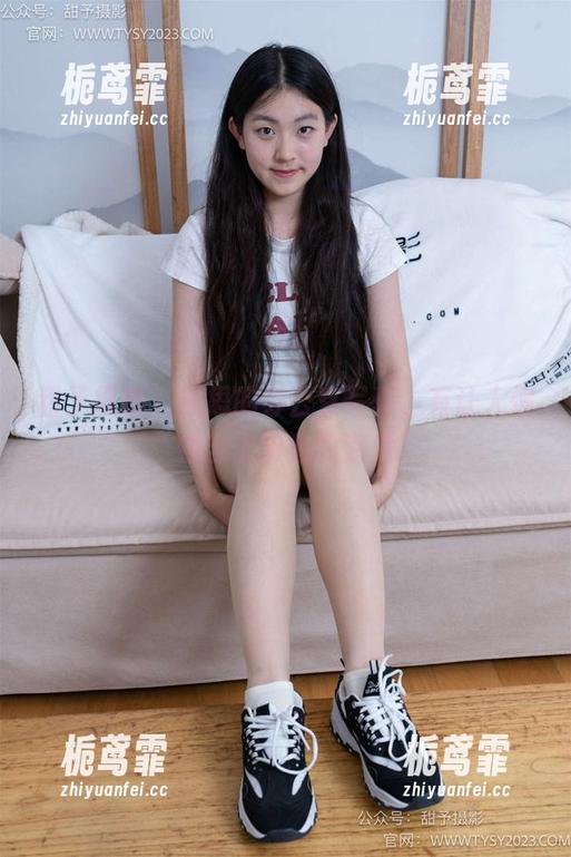 甜予摄影 - 思思的办公室写真，有让人憧憬当上班狗的潜质