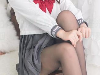 某位白烨烨的长腿默默耸拉，无圣光照射的真相，图包写诗时候的“克莱因蓝”真有趣！
