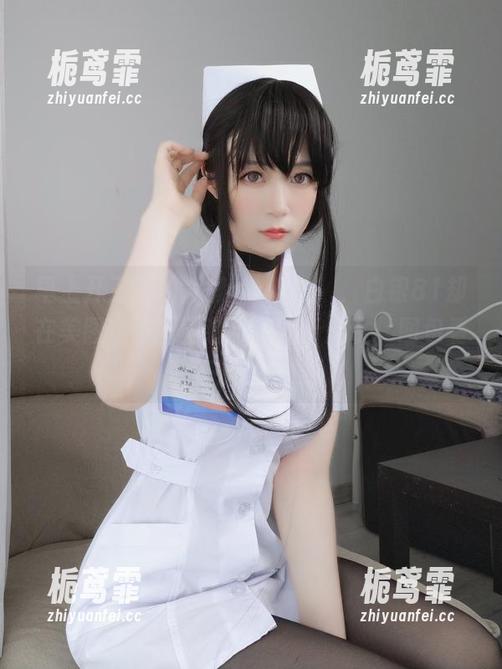 早上开工前的慵懒اللحظة，白银81却在美图中把职业装穿得行云流水，图包看起来那么方便！