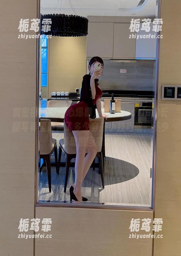 脸红Dearie 微密圈 - 好奇心爆棚,脸红Dearie的长腿写真里隐藏了多少穿搭小技巧呢,不少我都想搬回家试试!