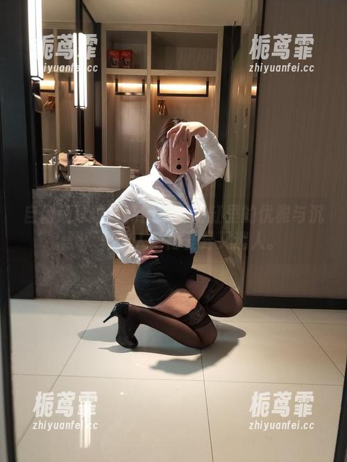 自闭颜球球 自闭颜球球最新图集:浴缸里的优雅与沉默,真让人觉得怪异又迷人。