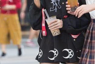魔镜街拍：空姐的日常，在线瞥见她们的面孔，嗯……还有行李。